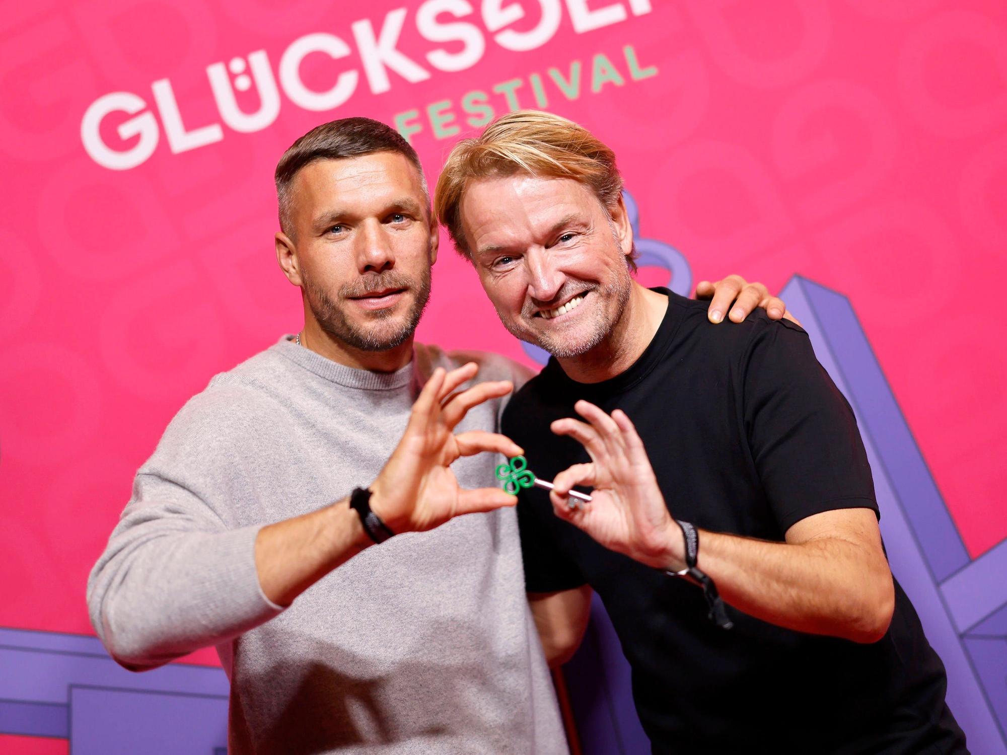 Fußballer Lukas Podolski und Eventmanager Markus Krampe auf dem Roten Teppich.