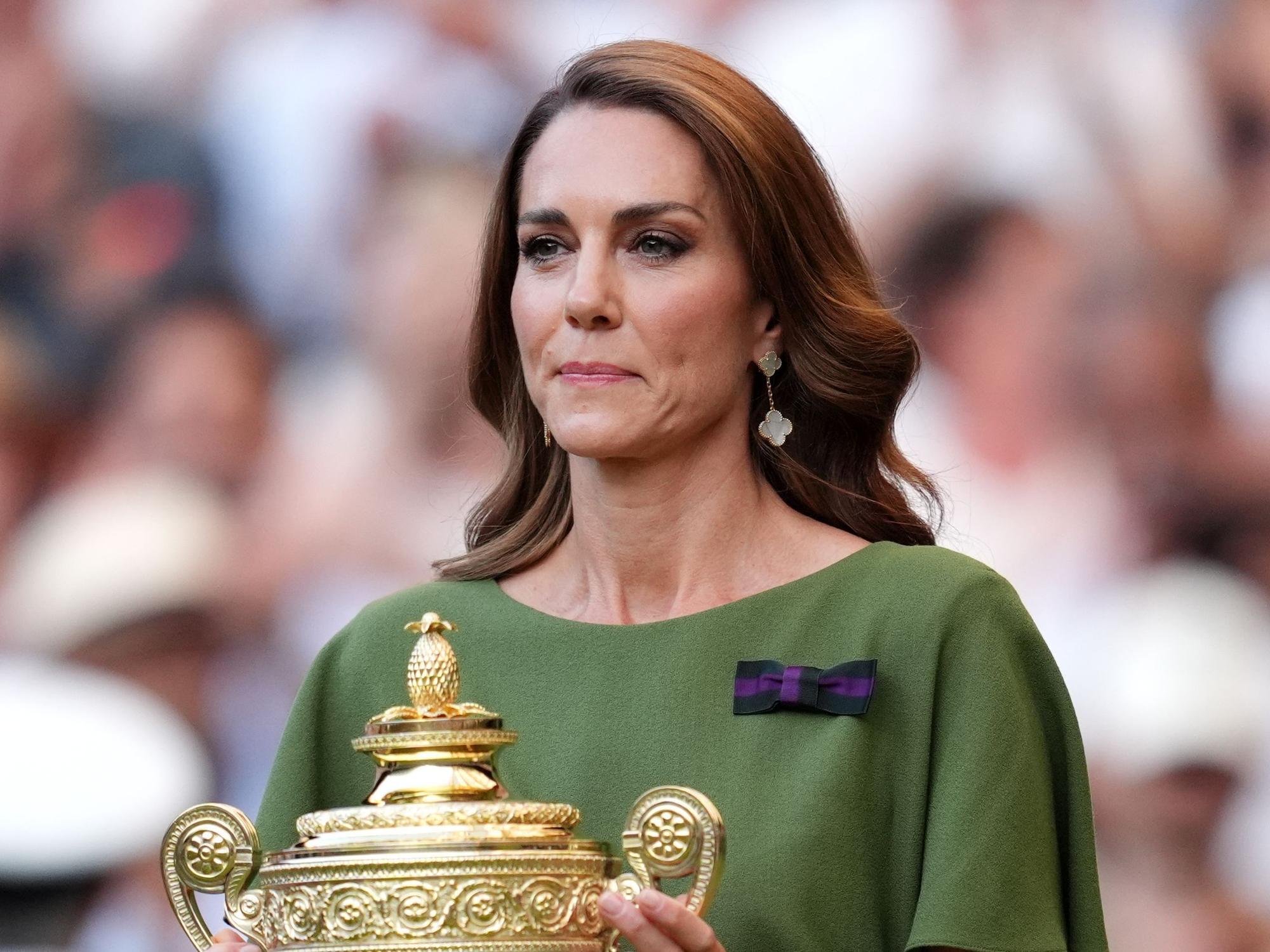 Prinzessin Kate hält die Trophäe, bevor sie diese an den Sieger Jannik Sinner überreicht.