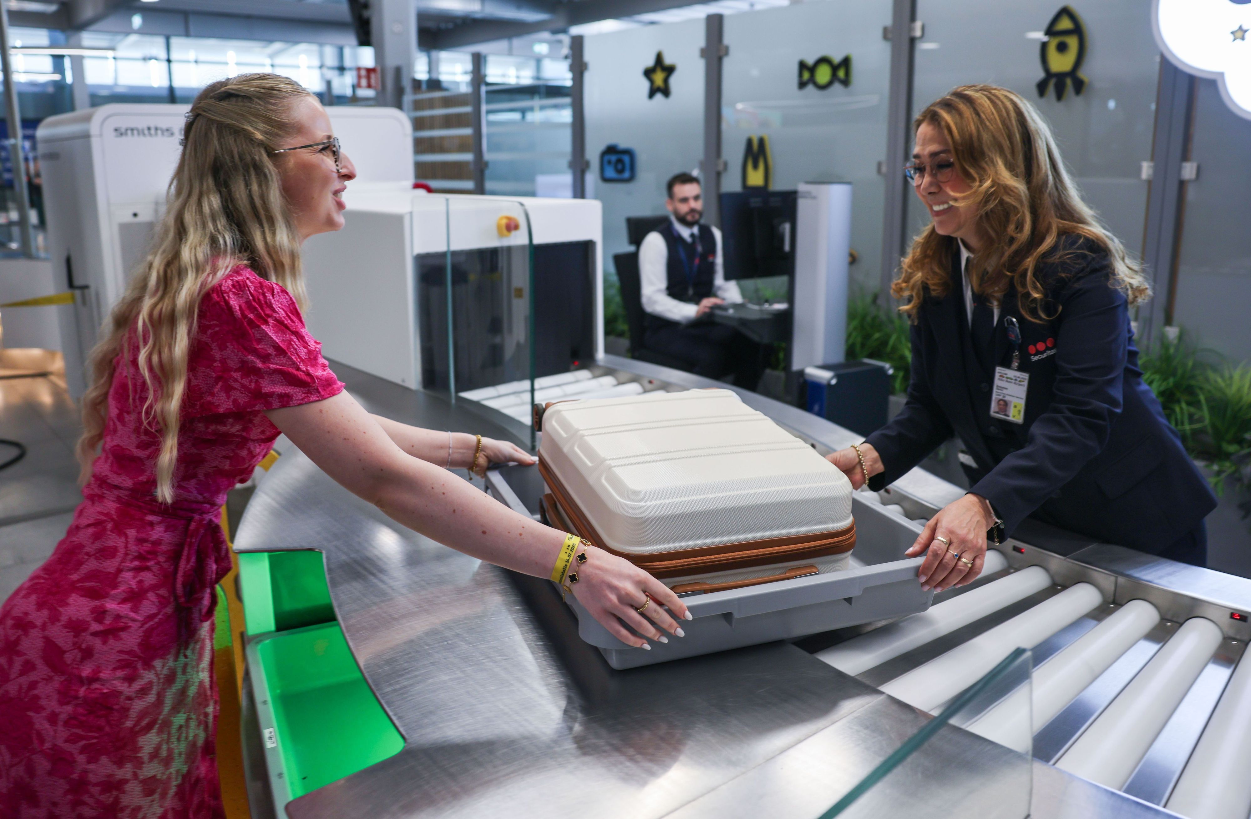Eine Reisende gibt im Sicherheitsbereich am Flughafen Köln/Bonn ihr Handgepäck ab. Eine neue Anlage mit elf modernen CT-Kontrollspuren und Scannern soll künftig für schnellere, komfortablere und effizientere Abläufe sorgen.