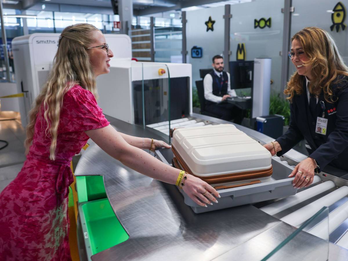 Eine Reisende gibt im Sicherheitsbereich am Flughafen Köln/Bonn ihr Handgepäck ab. Eine neue Anlage mit elf modernen CT-Kontrollspuren und Scannern soll künftig für schnellere, komfortablere und effizientere Abläufe sorgen.