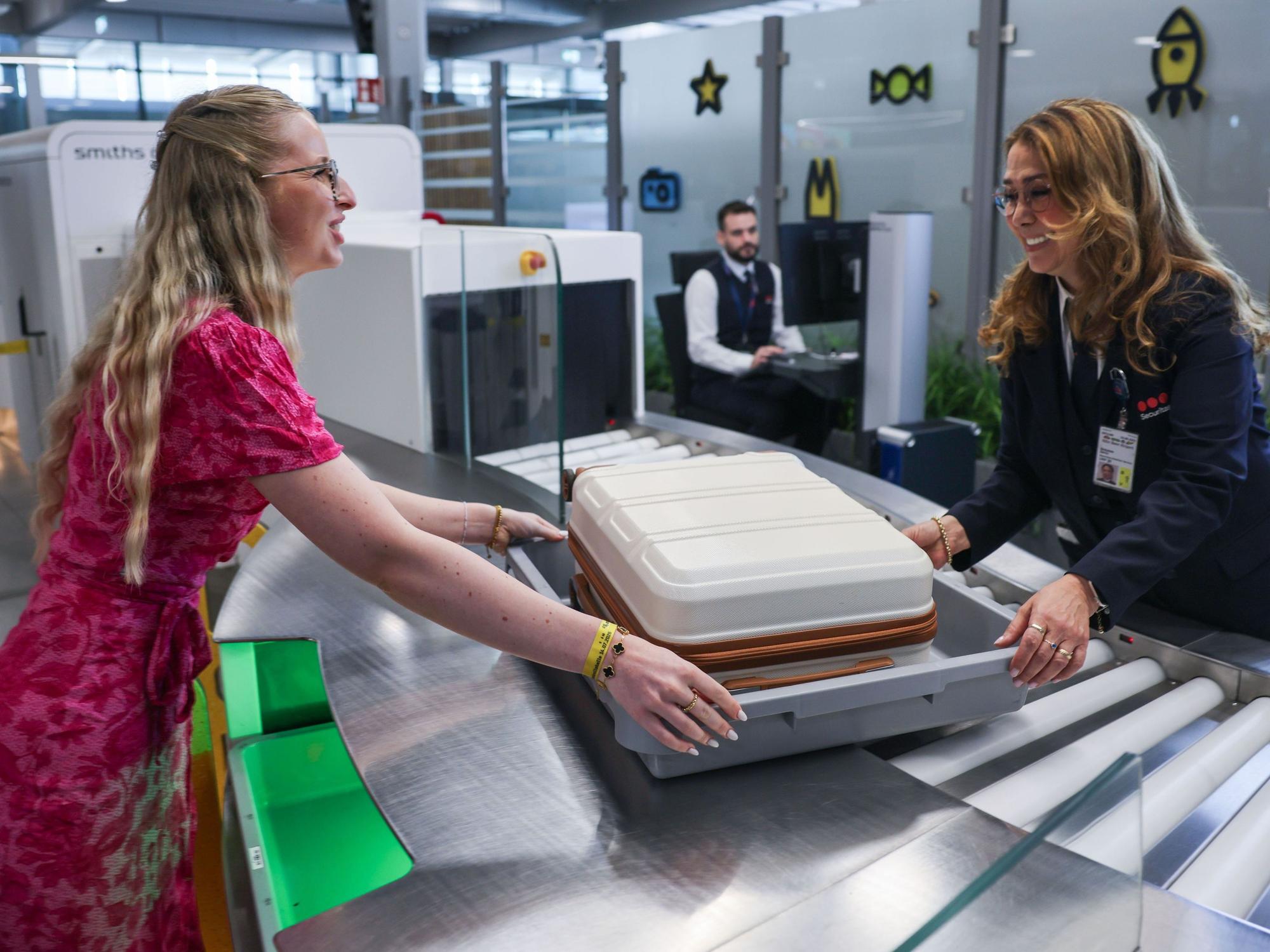 Eine Reisende gibt im Sicherheitsbereich am Flughafen Köln/Bonn ihr Handgepäck ab. Eine neue Anlage mit elf modernen CT-Kontrollspuren und Scannern soll künftig für schnellere, komfortablere und effizientere Abläufe sorgen.