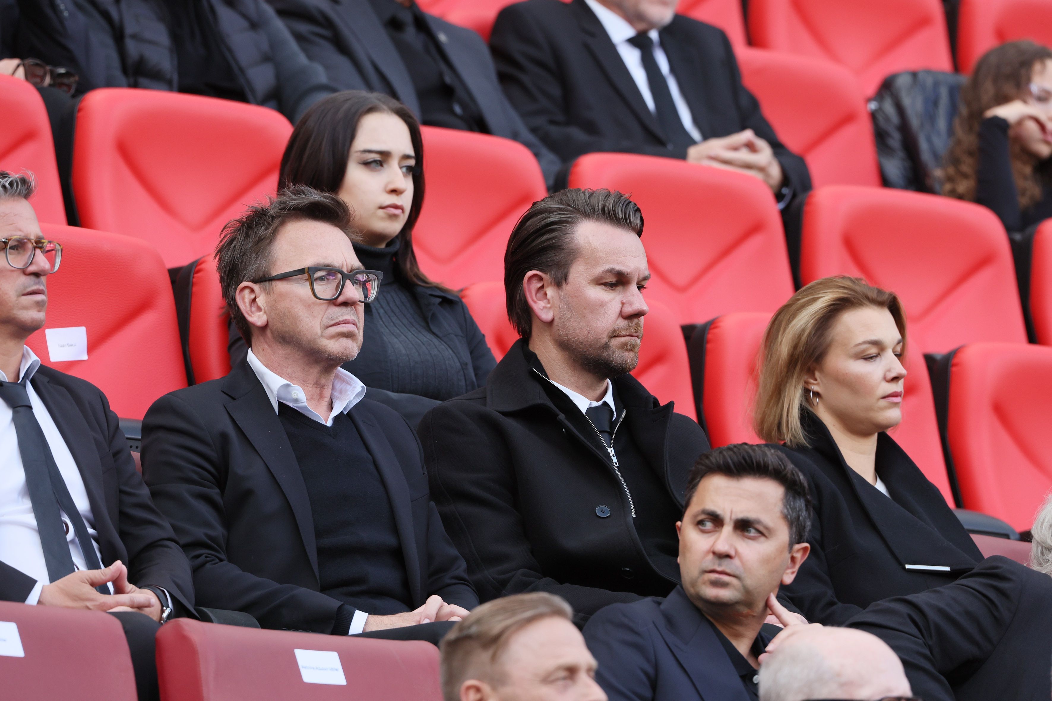 Markus Rejek neben Thomas Kessler auf der Tribüne.