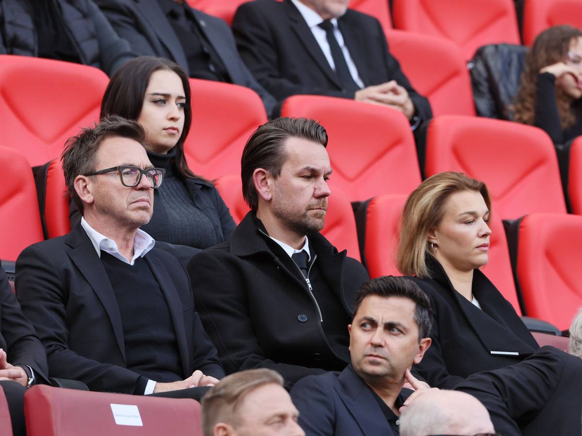 Markus Rejek neben Thomas Kessler auf der Tribüne.