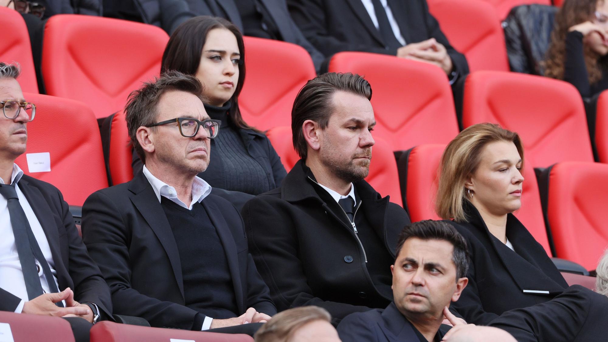 Markus Rejek neben Thomas Kessler auf der Tribüne.