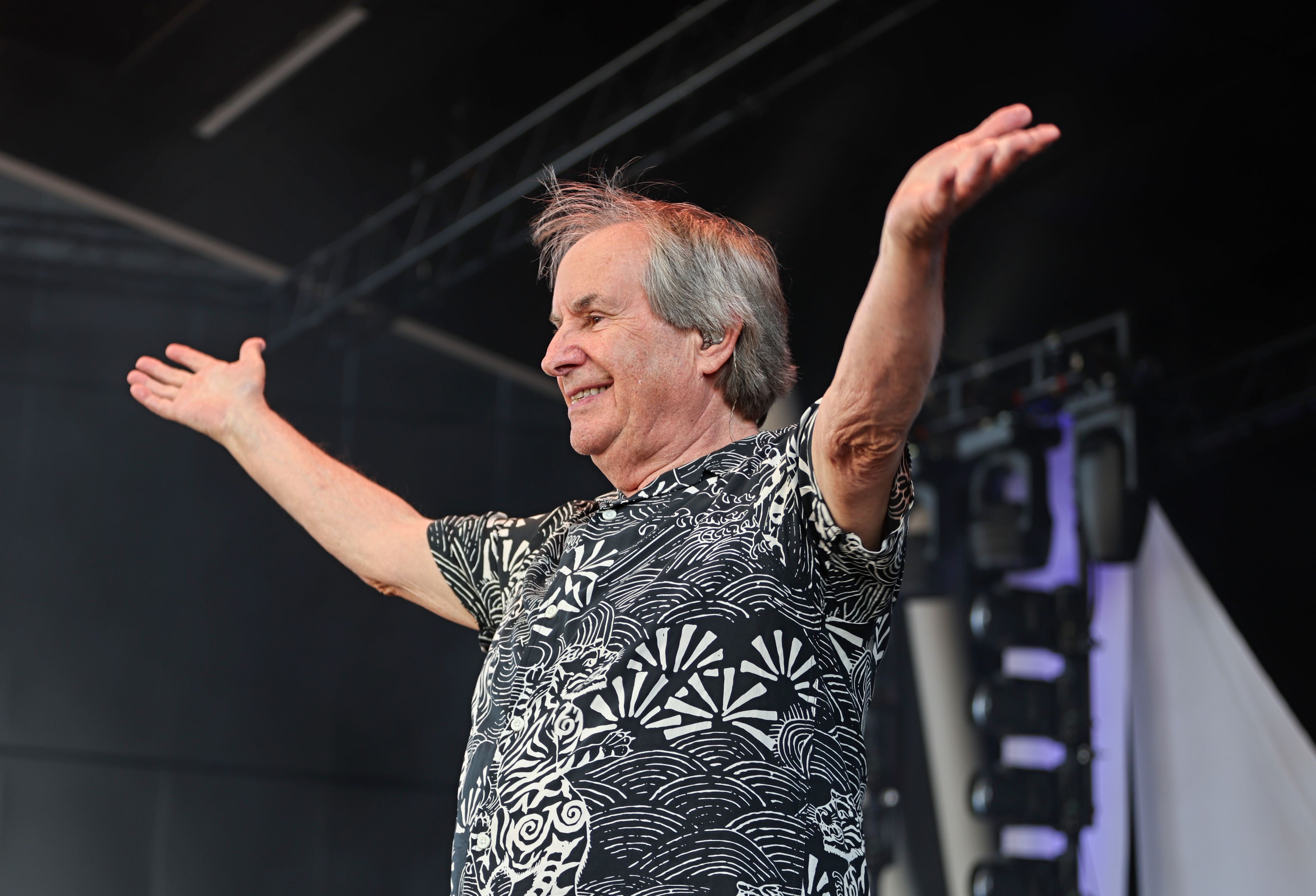 Chris de Burgh steht auf der Bühne und wird gefeiert.