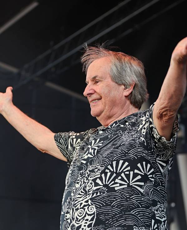 Chris de Burgh steht auf der Bühne und wird gefeiert.