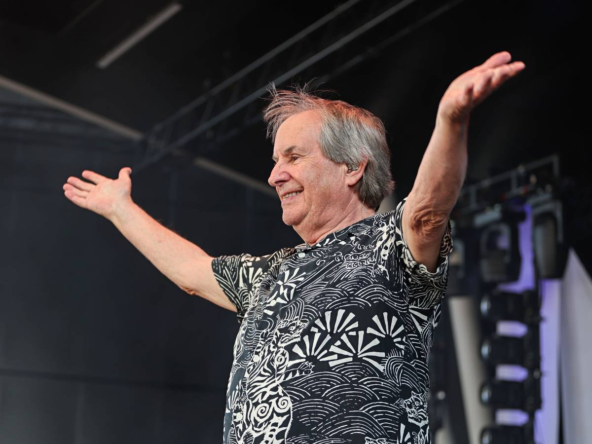 Chris de Burgh steht auf der Bühne und wird gefeiert.