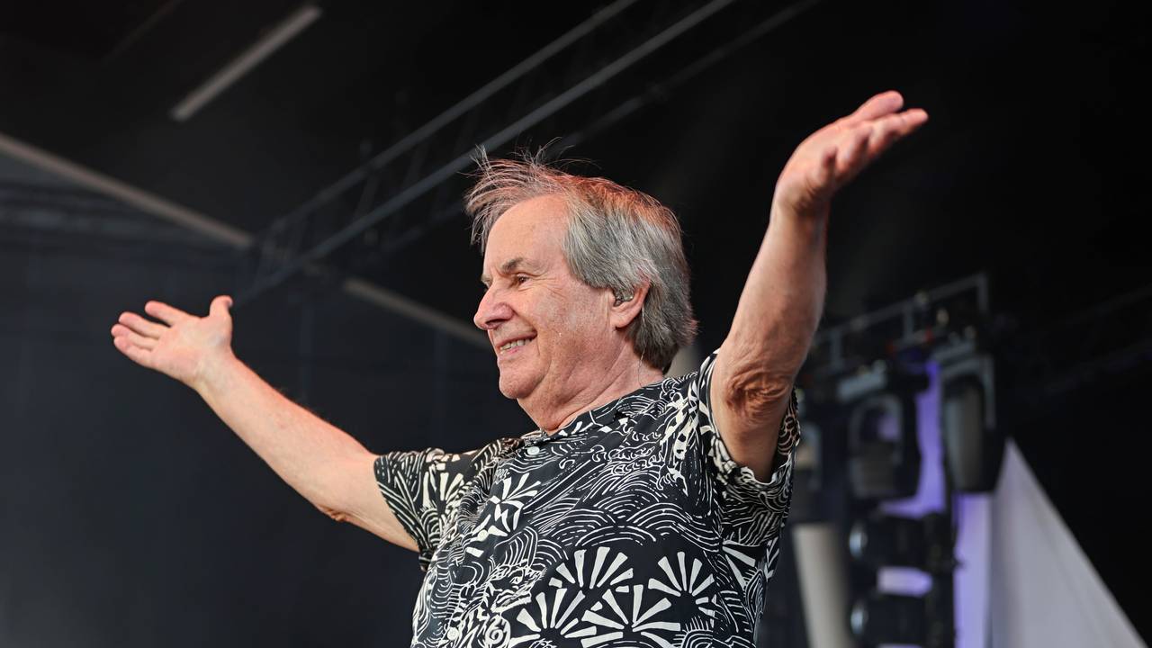 Chris de Burgh steht auf der Bühne und wird gefeiert.