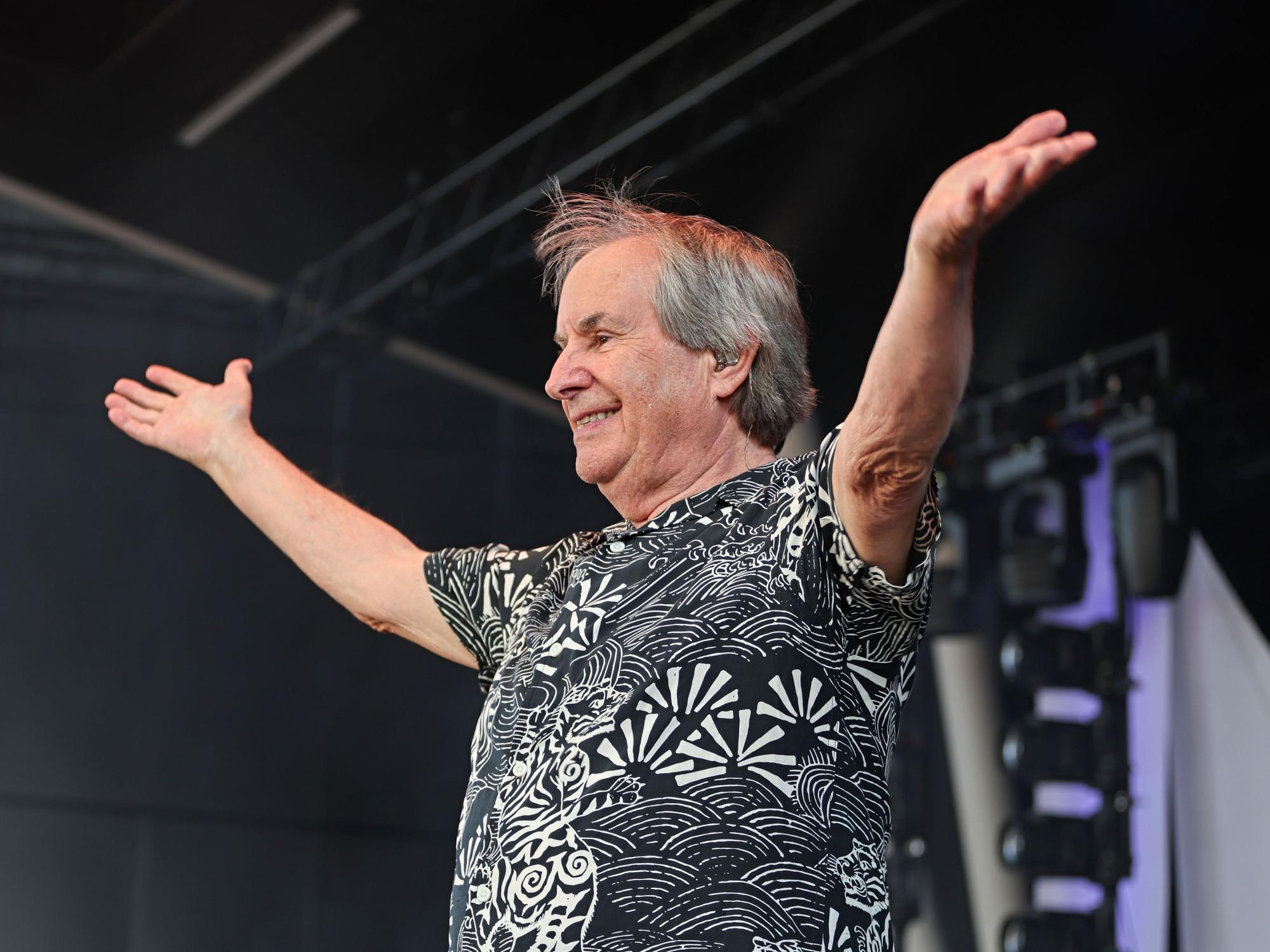 Chris de Burgh steht auf der Bühne und wird gefeiert.