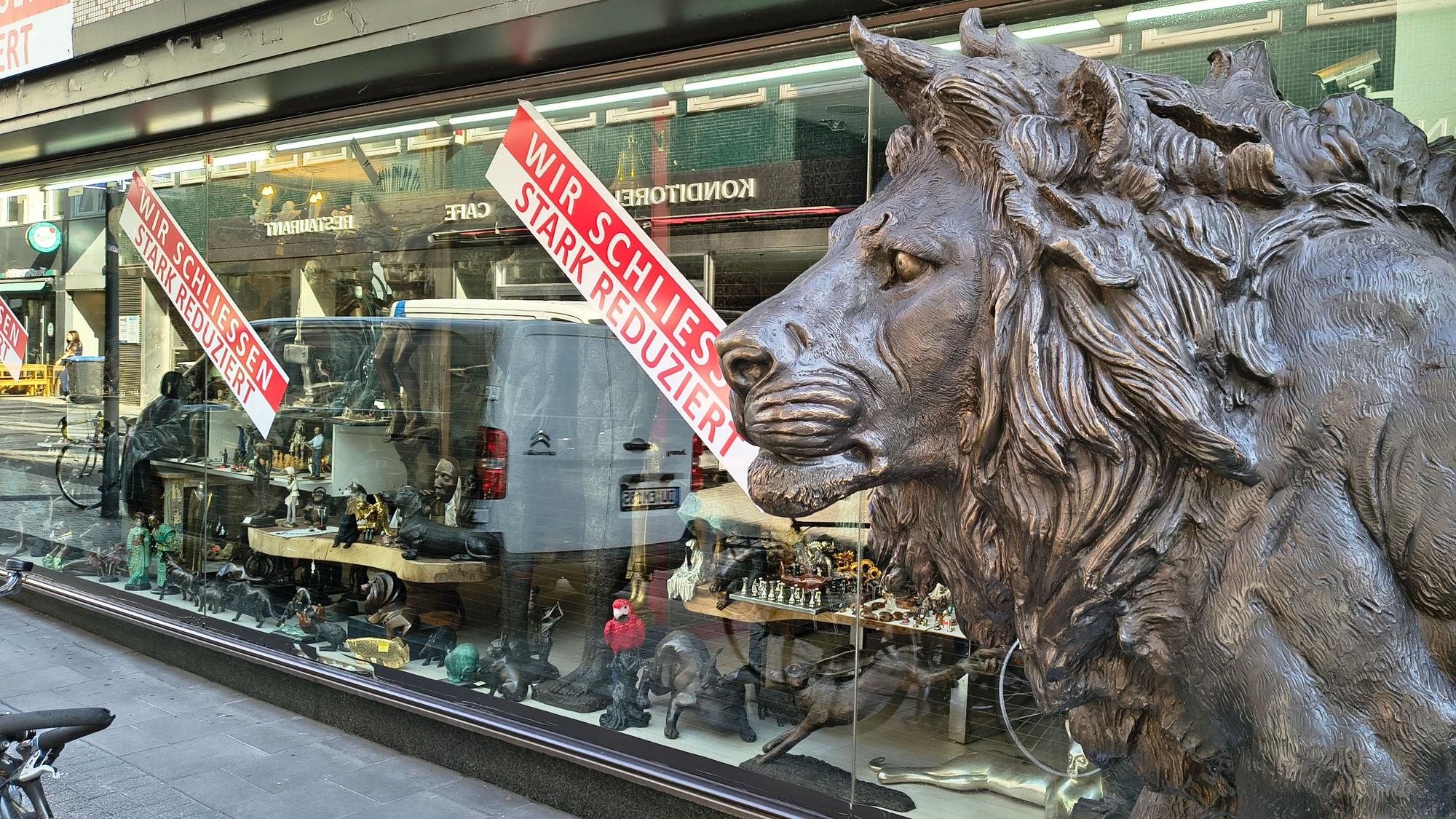 Der „Schwarze Elefant“ in Köln schließt, der Räumungsverkauf läuft.