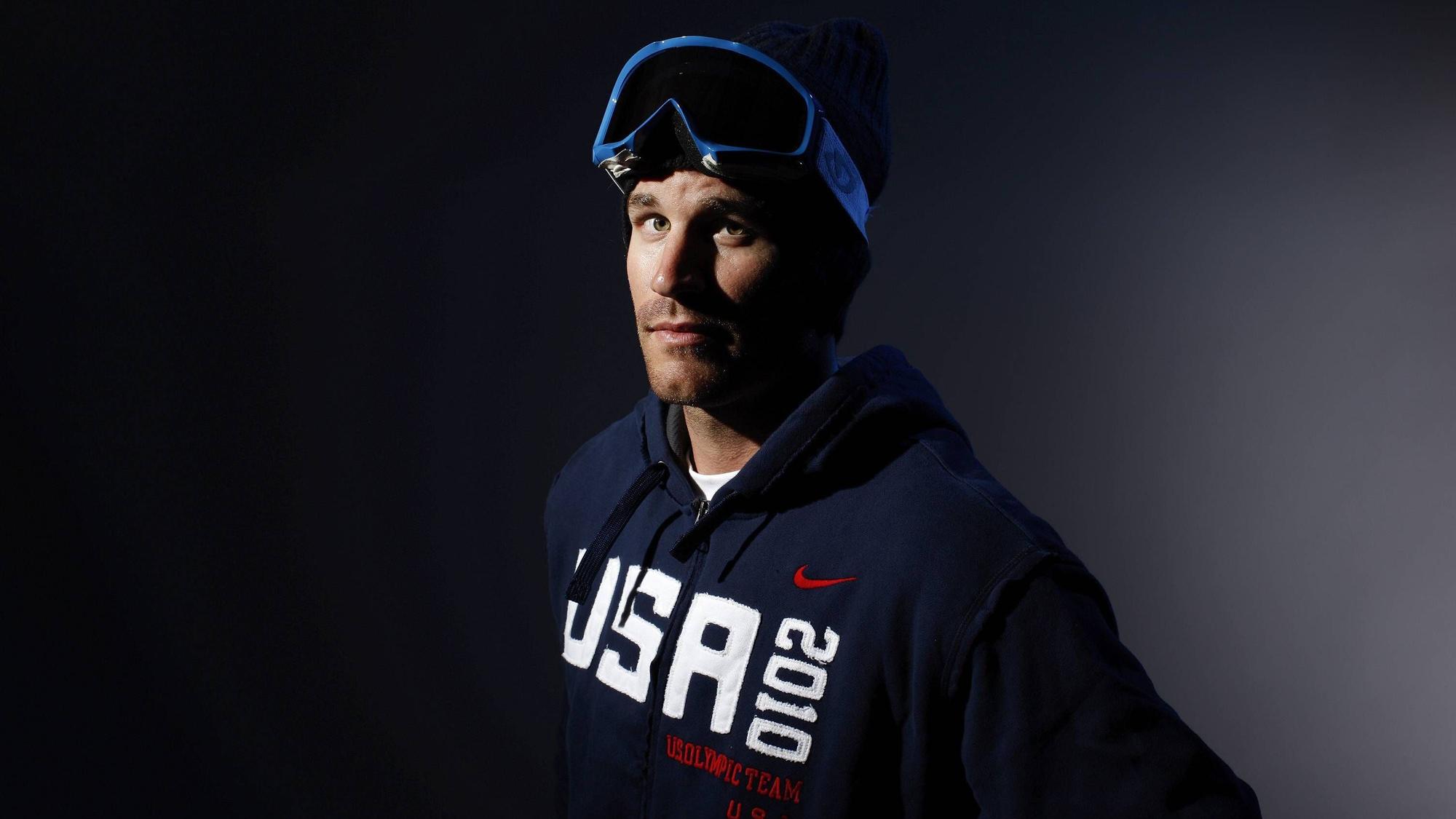 TJ Lanning mit Skibrille auf der Stirn.