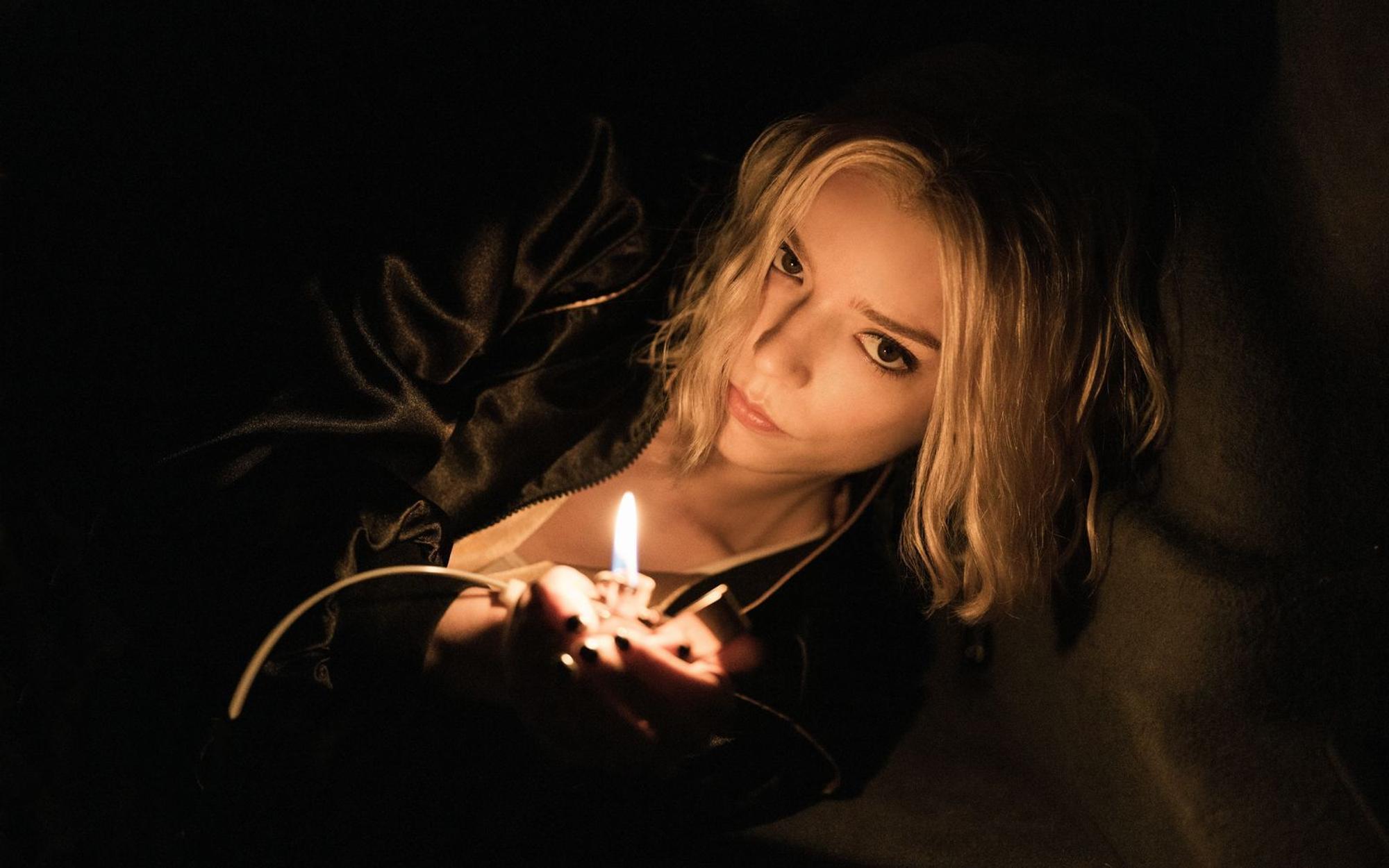 Nach einem großen Coup ist die Betrügerin Lucky (Anya Taylor-Joy) plötzlich auf sich allein gestellt und in stetiger Gefahr. (Bild: Michael Becker/Apple TV)
