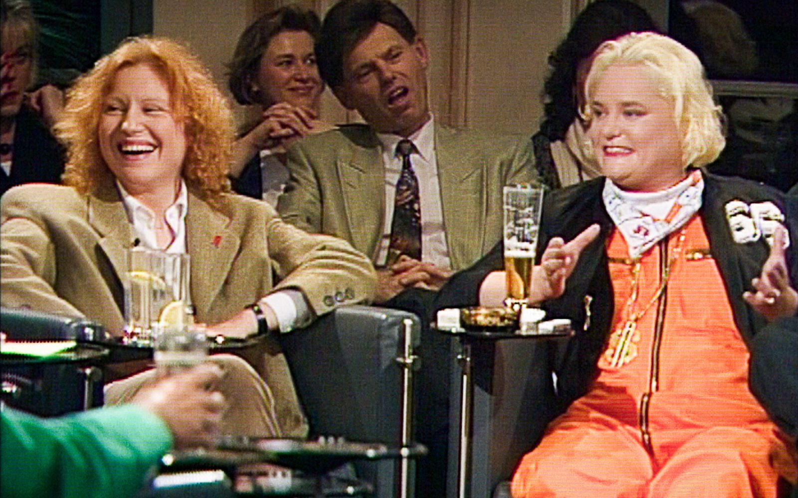 „Was haben wir gelacht“ zeigt immer wieder spannendes und aufschlussreiches, manchmal aber auch befremdliches Archivmaterial. Im Bild: Maren Kroymann (links) und Hella von Sinnen im SWR-“Nachtcafé“. (Bild: Archiv: SWR, Nachtcafé: Männerhumor und Weiberwitz - wer lacht über was?/Port au Prince)