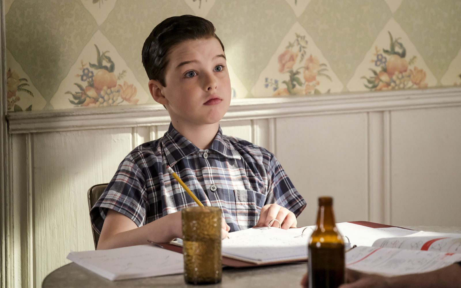 Wie die Titelfigur in „Young Sheldon“ ist auch Darsteller Iain Armitage, auf seinem Gebiet, ein Überflieger. Er habe Showbiz im Blut, sagte ein Kollege über das Wunderkind. (Bild: ProSieben / 2020 Warner Bros. Entertainment Inc. All Rights Reserved)