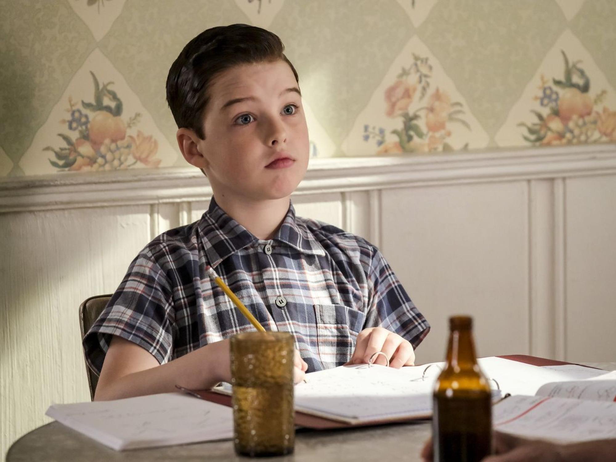 Wie die Titelfigur in „Young Sheldon“ ist auch Darsteller Iain Armitage, auf seinem Gebiet, ein Überflieger. Er habe Showbiz im Blut, sagte ein Kollege über das Wunderkind. (Bild: ProSieben / 2020 Warner Bros. Entertainment Inc. All Rights Reserved)