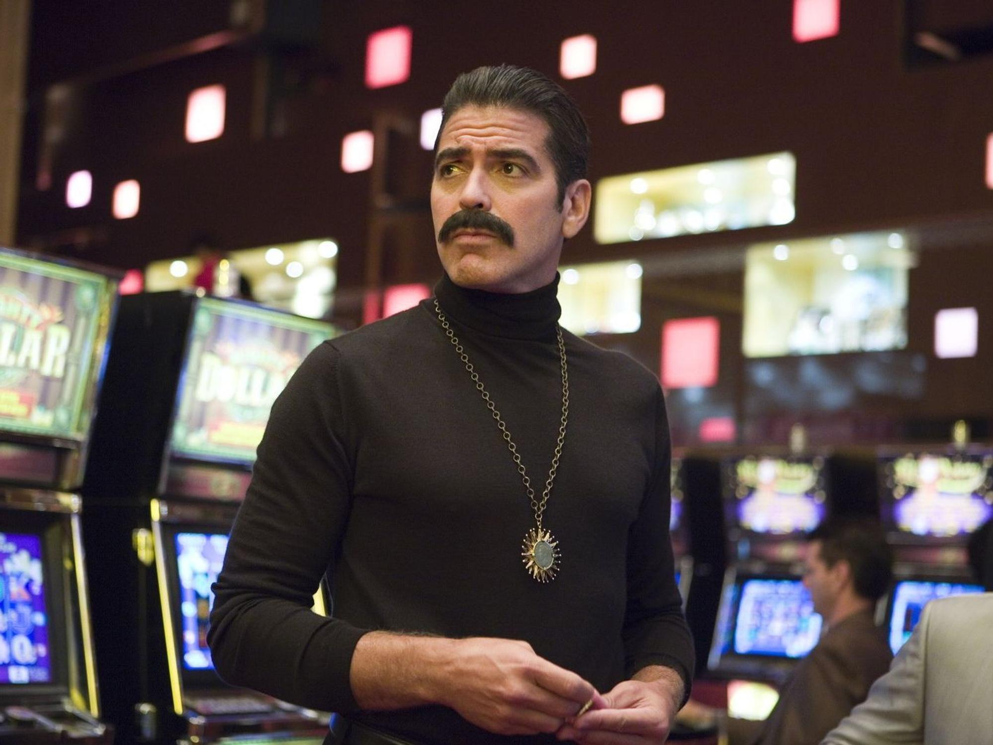 Ein Meister des Verbrechens muss auch ein Meister der Verkleidung sein: George Clooney als Heist-Genie Danny Ocean in „Ocean's 13“. (Bild: kabel eins/TM & Warner Bros.)