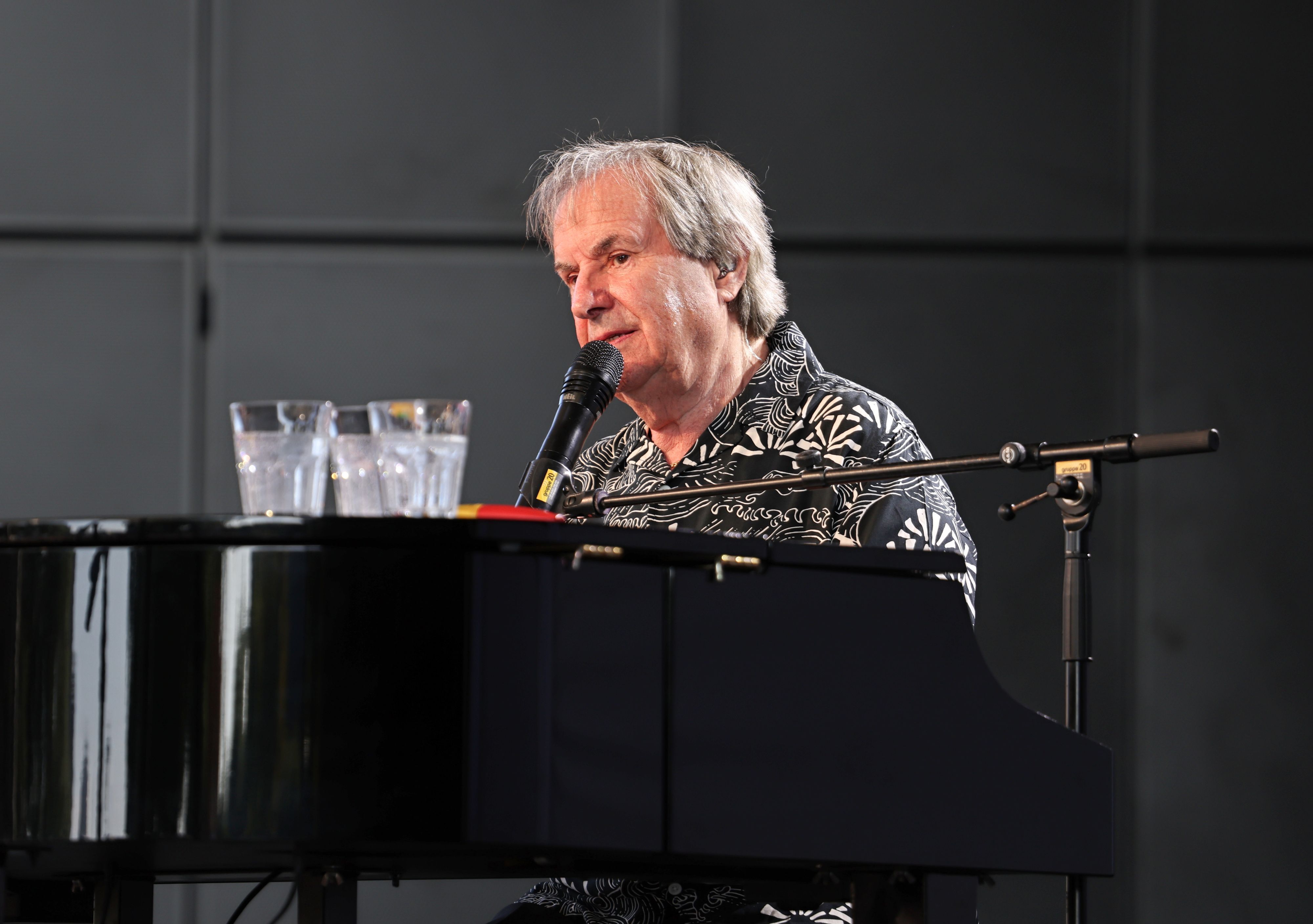 Chris de Burgh sitzt am Klavier.