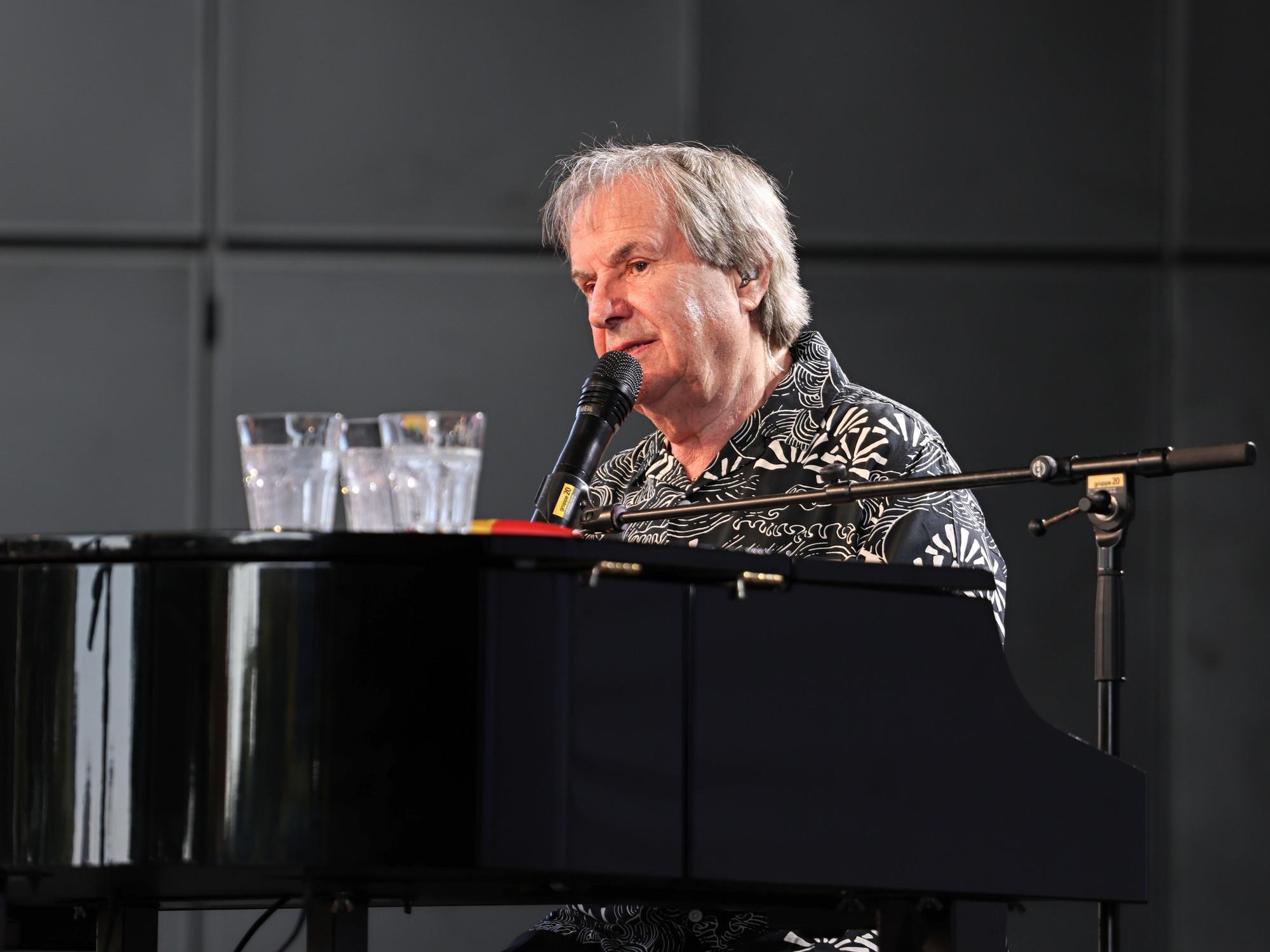 Chris de Burgh sitzt am Klavier.