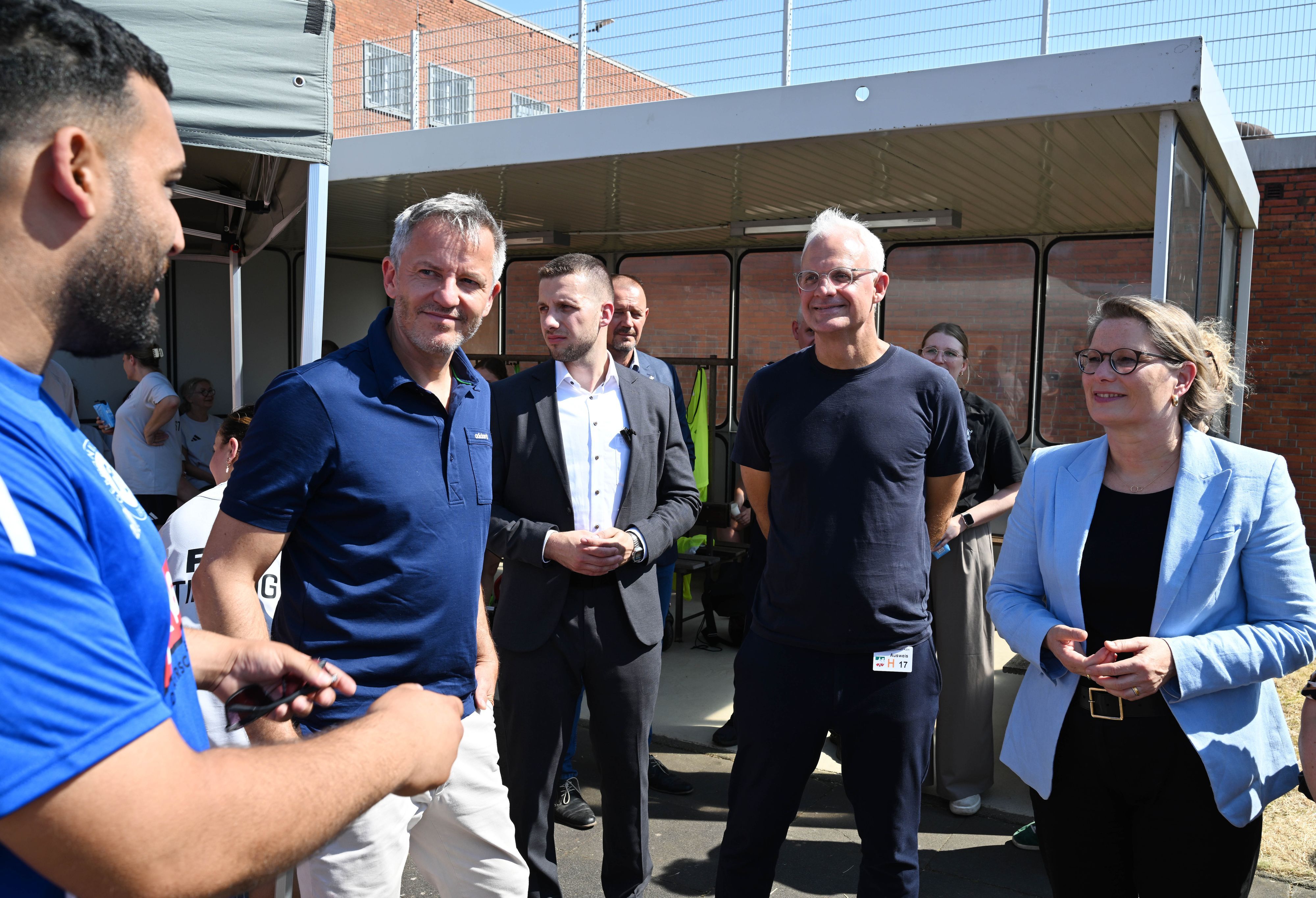 FC-Bosse besuchen Knast-Projekt.