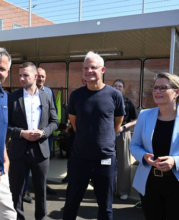 FC-Bosse besuchen Knast-Projekt.