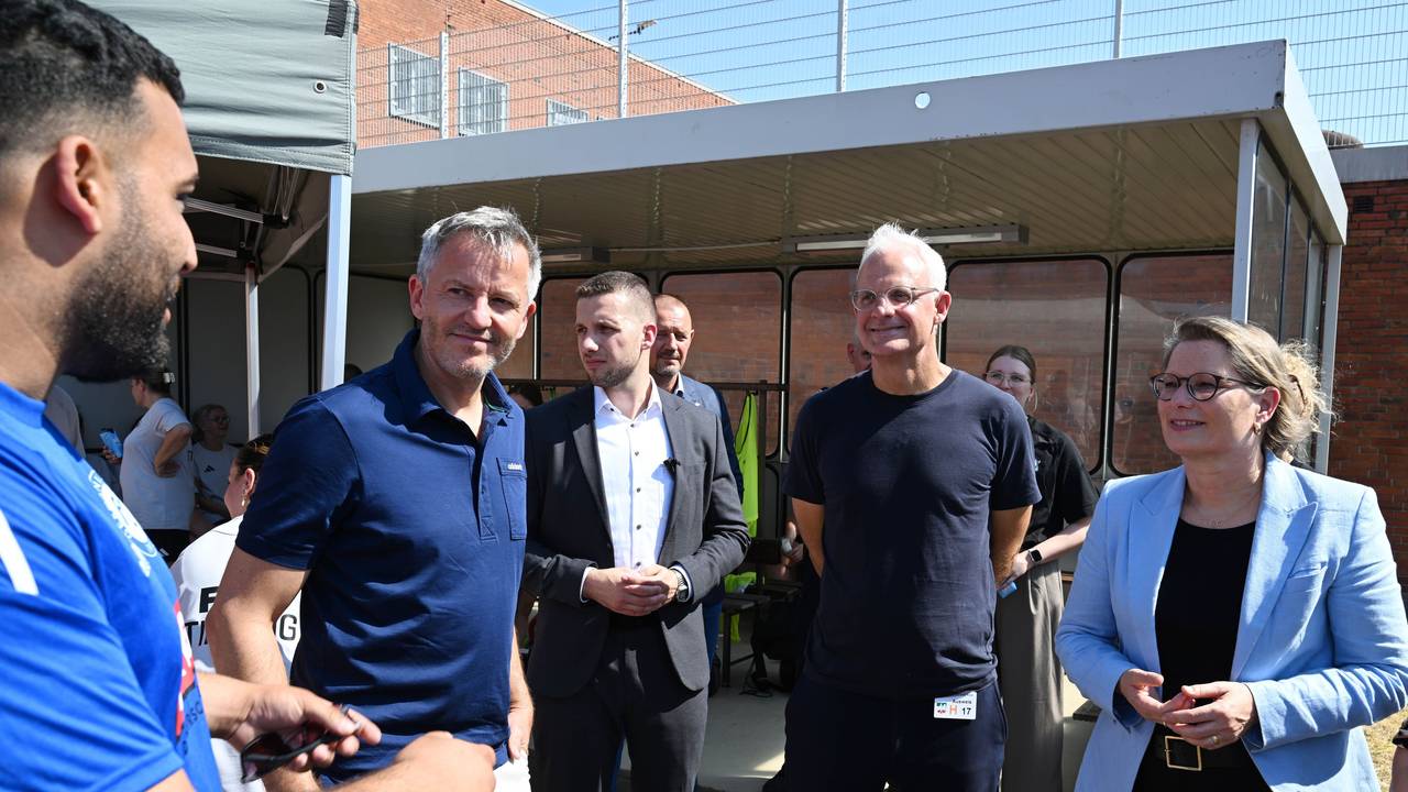 FC-Bosse besuchen Knast-Projekt.