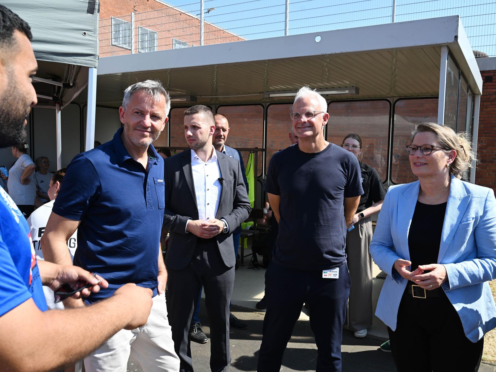 FC-Bosse besuchen Knast-Projekt.