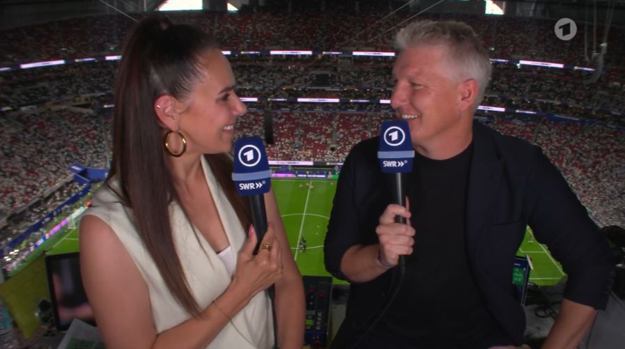 Esther Sedlaczek und Bastian Schweinsteiger lächen sich an.