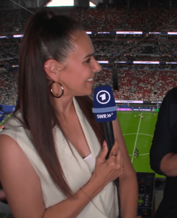 Esther Sedlaczek und Bastian Schweinsteiger lächeln sich an.