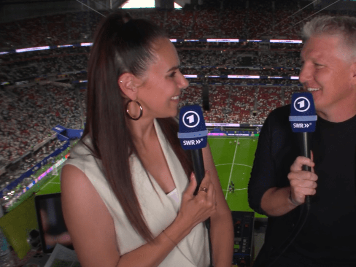 Esther Sedlaczek und Bastian Schweinsteiger lächen sich an.