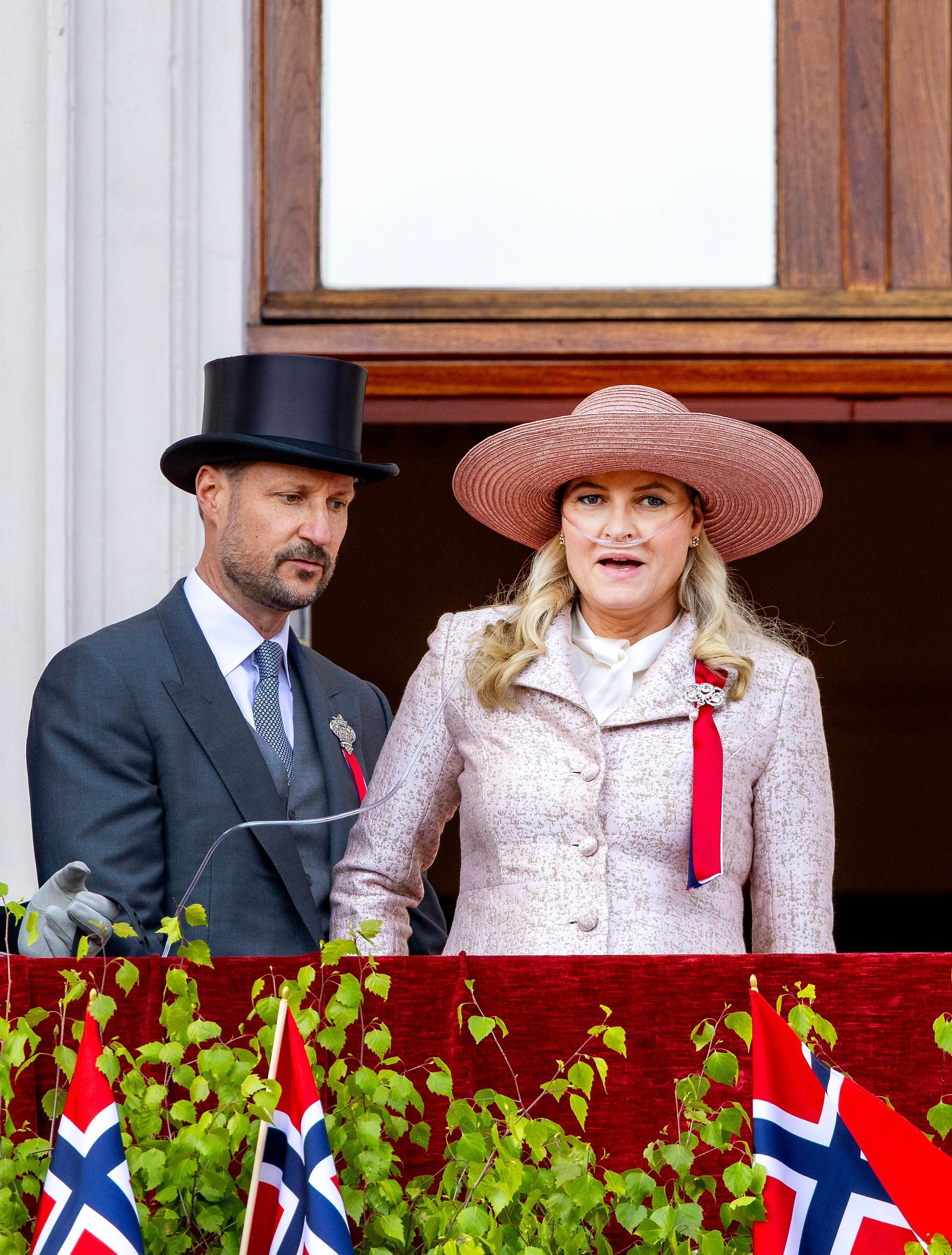 Am Nationalfeiertag zeigte sich Kronprinzessin Mette-Marit an der Seite von Kronprinz Haakon noch mit einem Atemgerät.