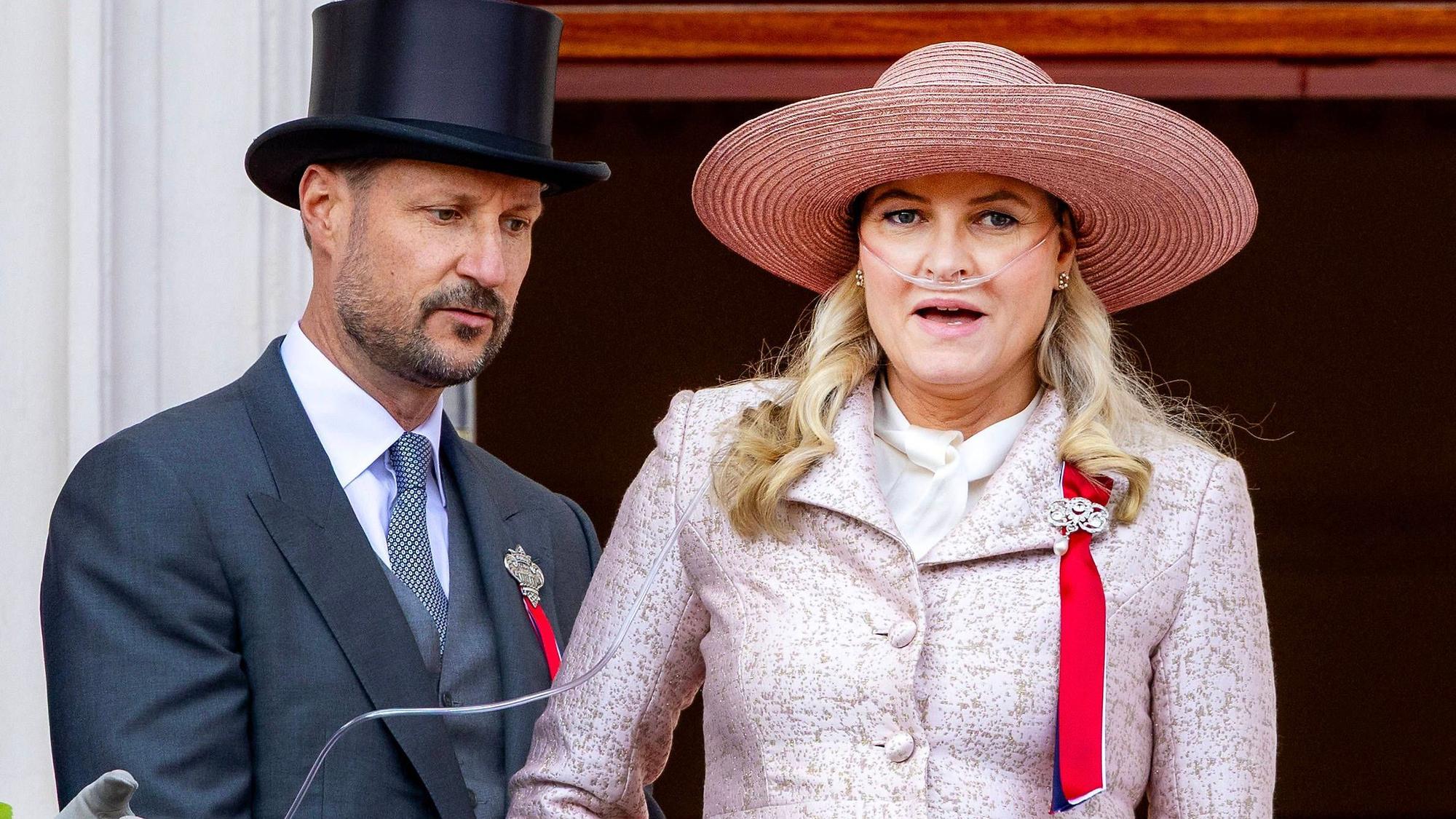 Am Nationalfeiertag zeigte sich Kronprinzessin Mette-Marit an der Seite von Kronprinz Haakon noch mit einem Atemgerät.