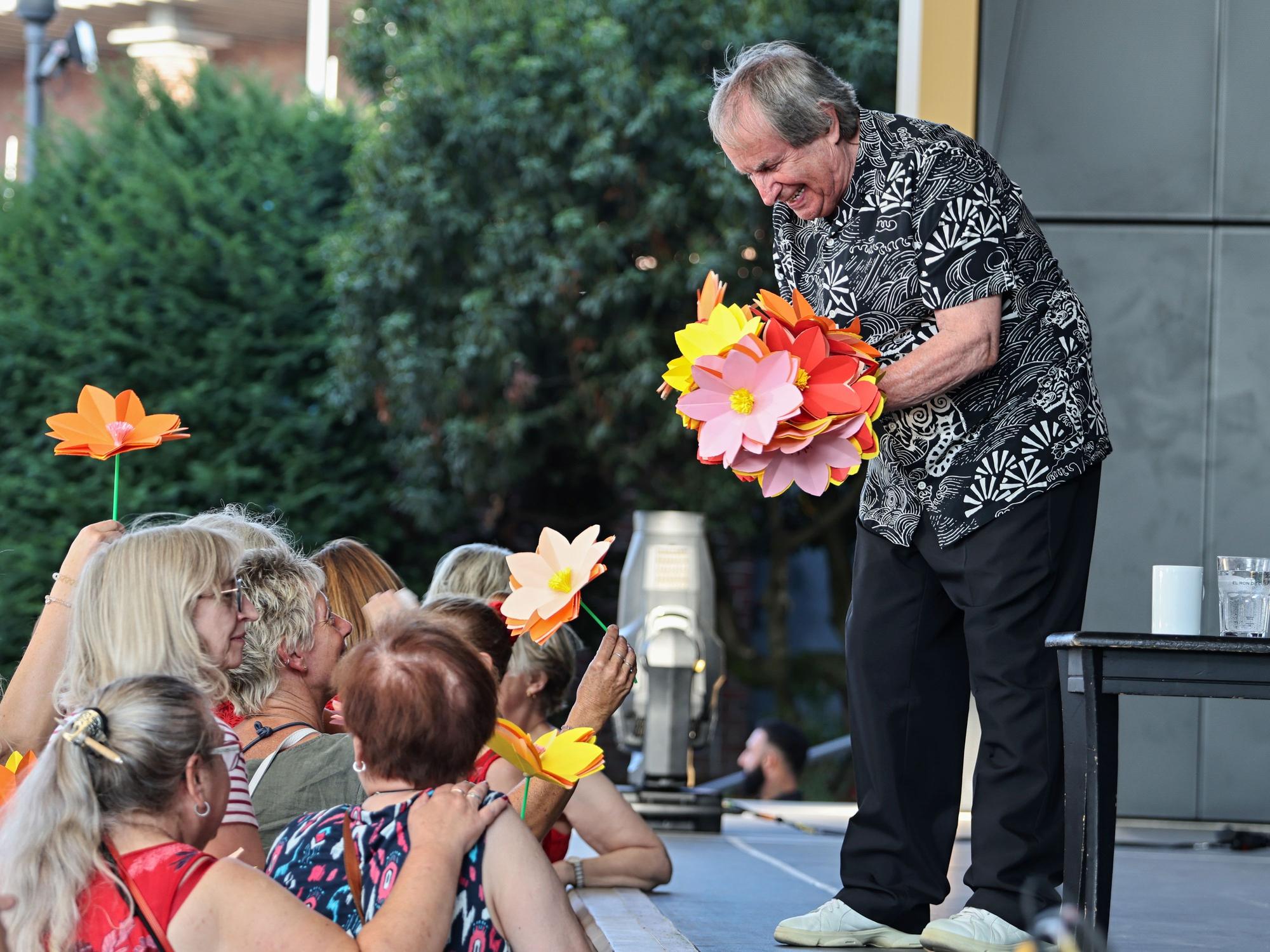 Fans überreichen Chris de Burgh ihre mitgebrachten Blumen.