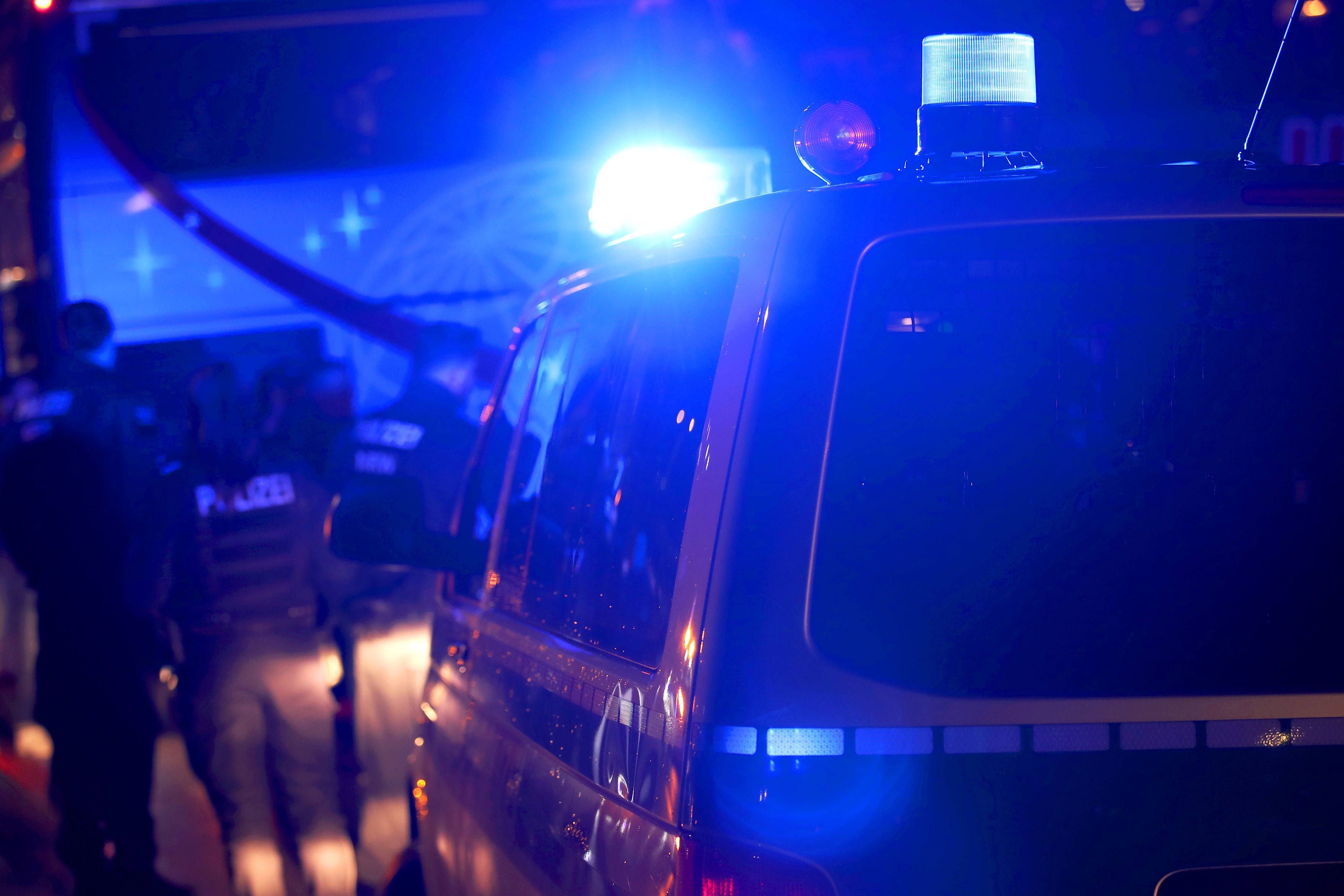 Einsatzwagen der Polizei in Iserlohn (Symbolbild): Ein Mann schlägt vor einem Supermarkt in Iserlohn plötzlich auf eine Frau ein.