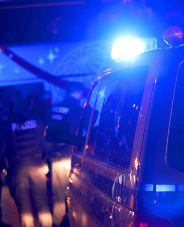 Einsatzwagen der Polizei in Iserlohn (Symbolbild): Ein Mann schlägt vor einem Supermarkt in Iserlohn plötzlich auf eine Frau ein.
