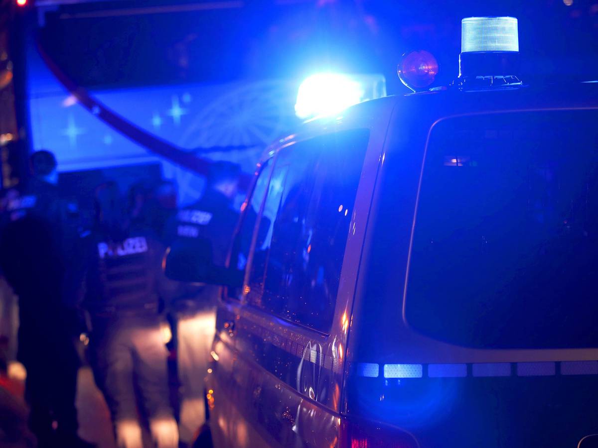 Einsatzwagen der Polizei in Iserlohn (Symbolbild): Ein Mann schlägt vor einem Supermarkt in Iserlohn plötzlich auf eine Frau ein.