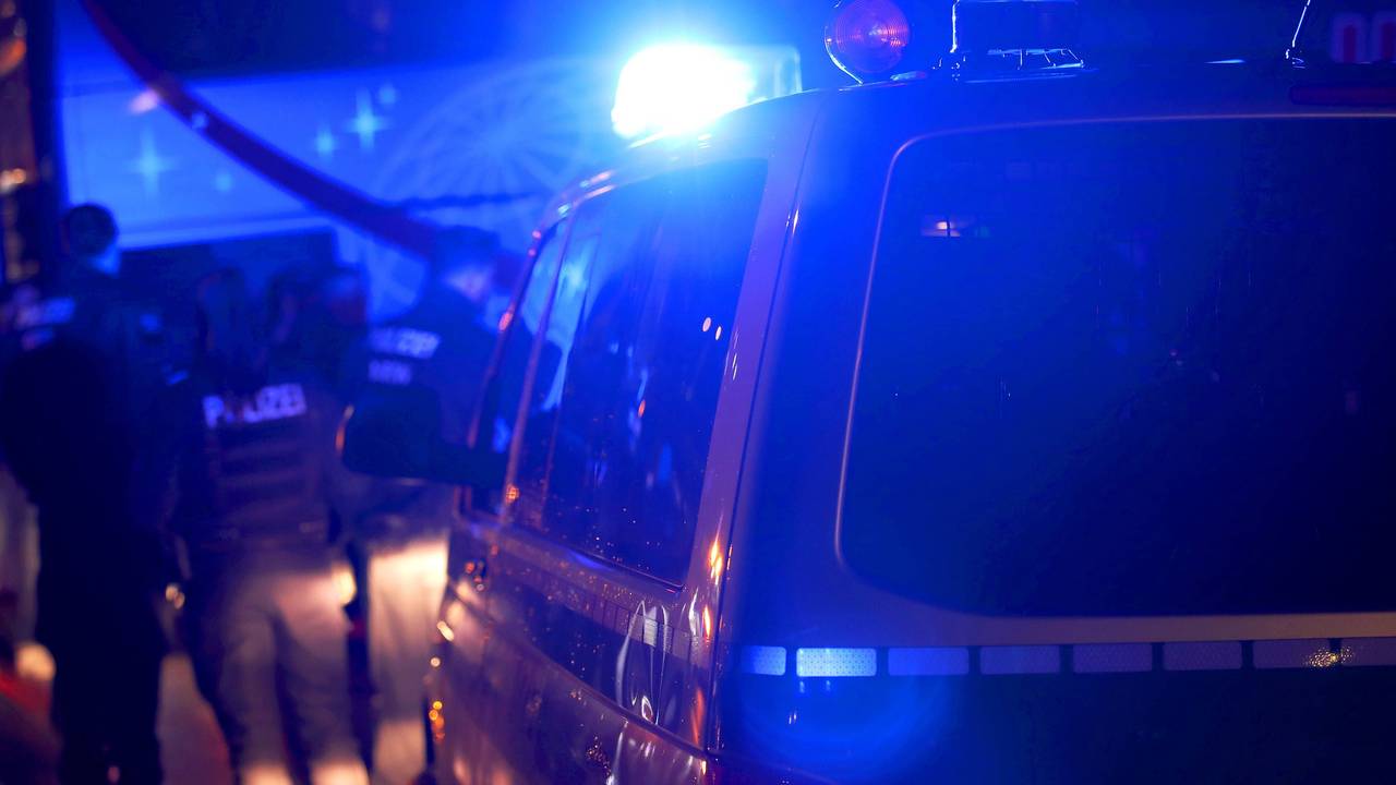 Einsatzwagen der Polizei in Iserlohn (Symbolbild): Ein Mann schlägt vor einem Supermarkt in Iserlohn plötzlich auf eine Frau ein.