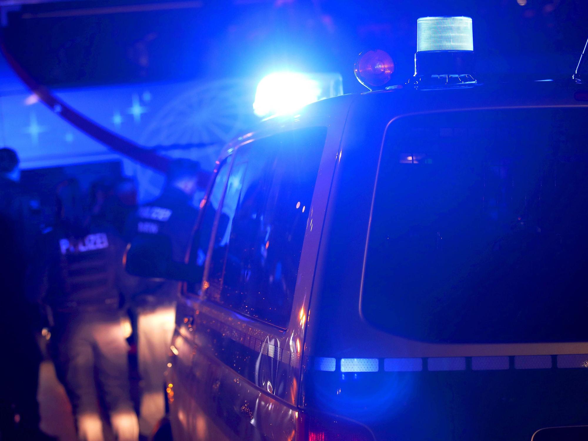 Einsatzwagen der Polizei in Iserlohn (Symbolbild): Ein Mann schlägt vor einem Supermarkt in Iserlohn plötzlich auf eine Frau ein.