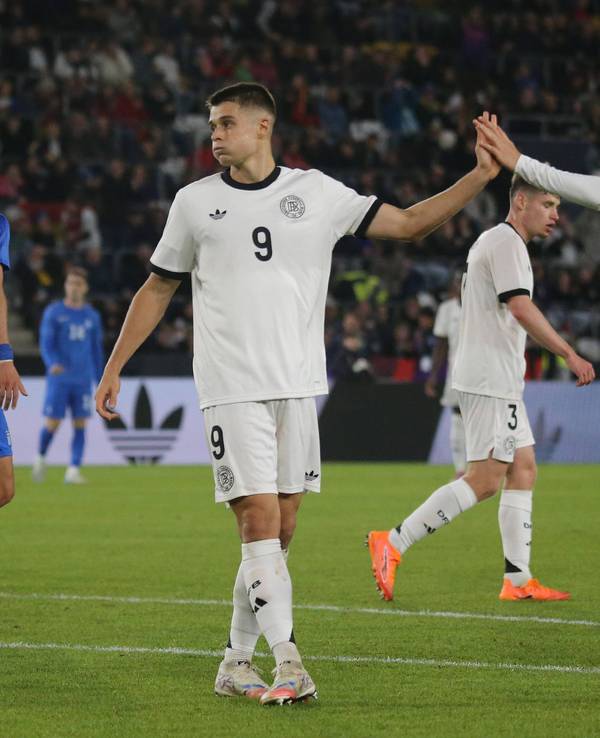 Nicolo Tresoldi und Said El Mala klatschen bei einem Spiel der U21 des DFB auf dem Feld ab.