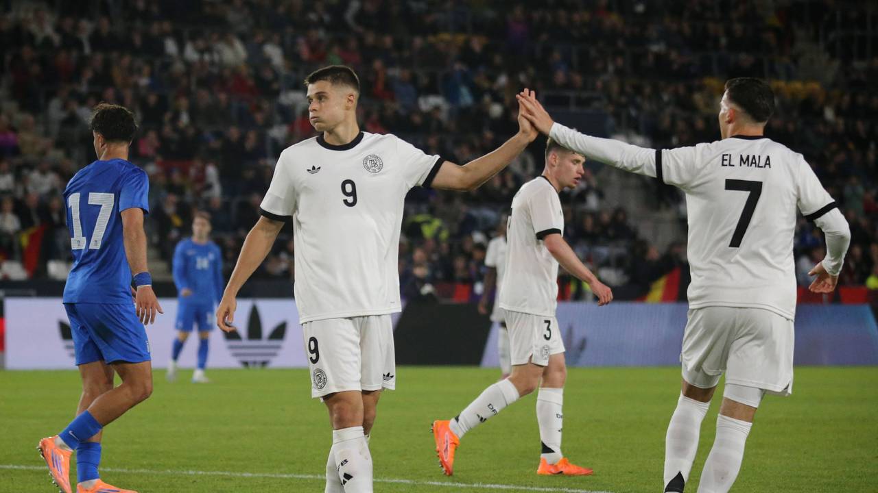 Nicolo Tresoldi und Said El Mala klatschen bei einem Spiel der U21 des DFB auf dem Feld ab.