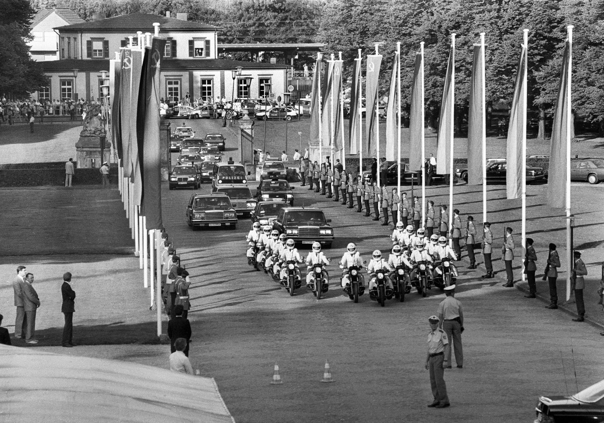 Deutschland, Brühl, 13.06.1989. Archiv-Nr.: 05-82-32 Besuch des sowjetischen Staats- und Parteichef Gorbatschow Foto: Wagenkolonne mit Michail Sergejewitsch Gorbatschow vor Schloß Augustusburg Besuch des sowjetischen Staats- und Parteichef Gorbatschow Germany, Brühl, 13 06 1989 Archive No 05 82 32 Visit of the Soviet state and party leader Gorbatschow Photo of the wagon train with Mikhail Sergeyevich Gorbatschow in front of Augustusburg Palace Visit of the Soviet state and party leader Gorbatschow