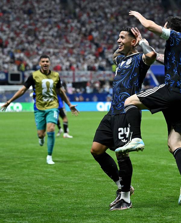 Lionel Messi jubelt gemeinsam mit Enzo Fernández.