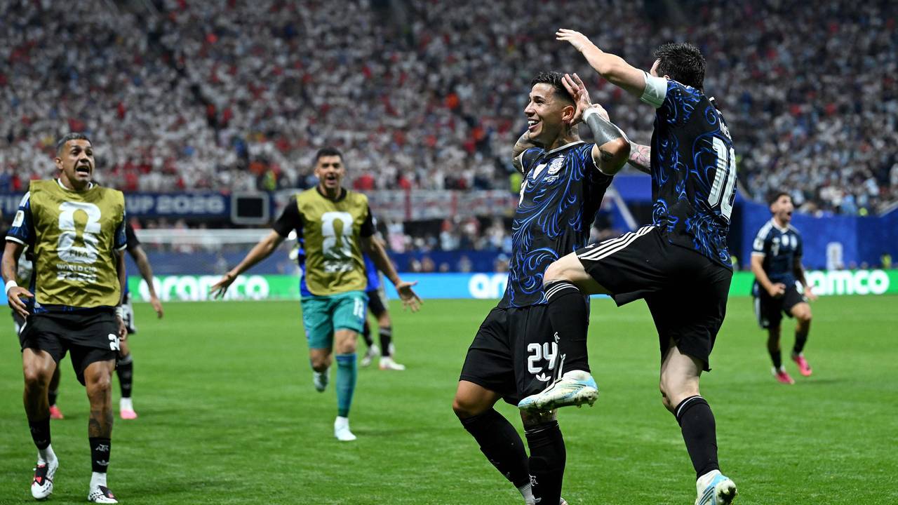 Lionel Messi jubelt gemeinsam mit Enzo Fernández.