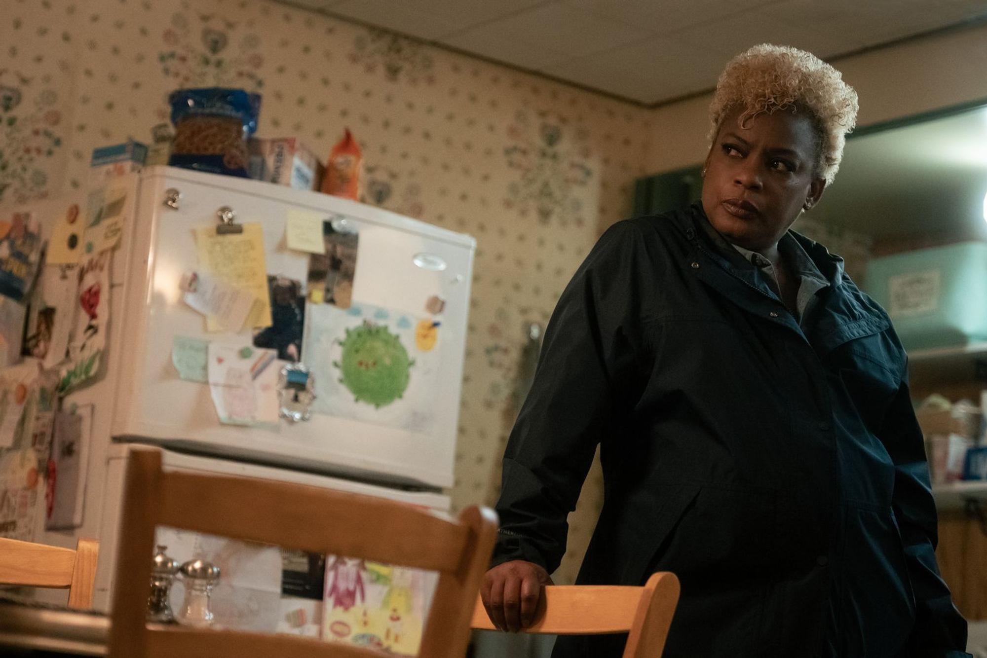 FBI-Agent Billie Rand (Aunjanue Ellis-Taylor) ist den Betrügern schon lange dicht auf den Fersen. (Bild: Michael Becker/Apple TV)
