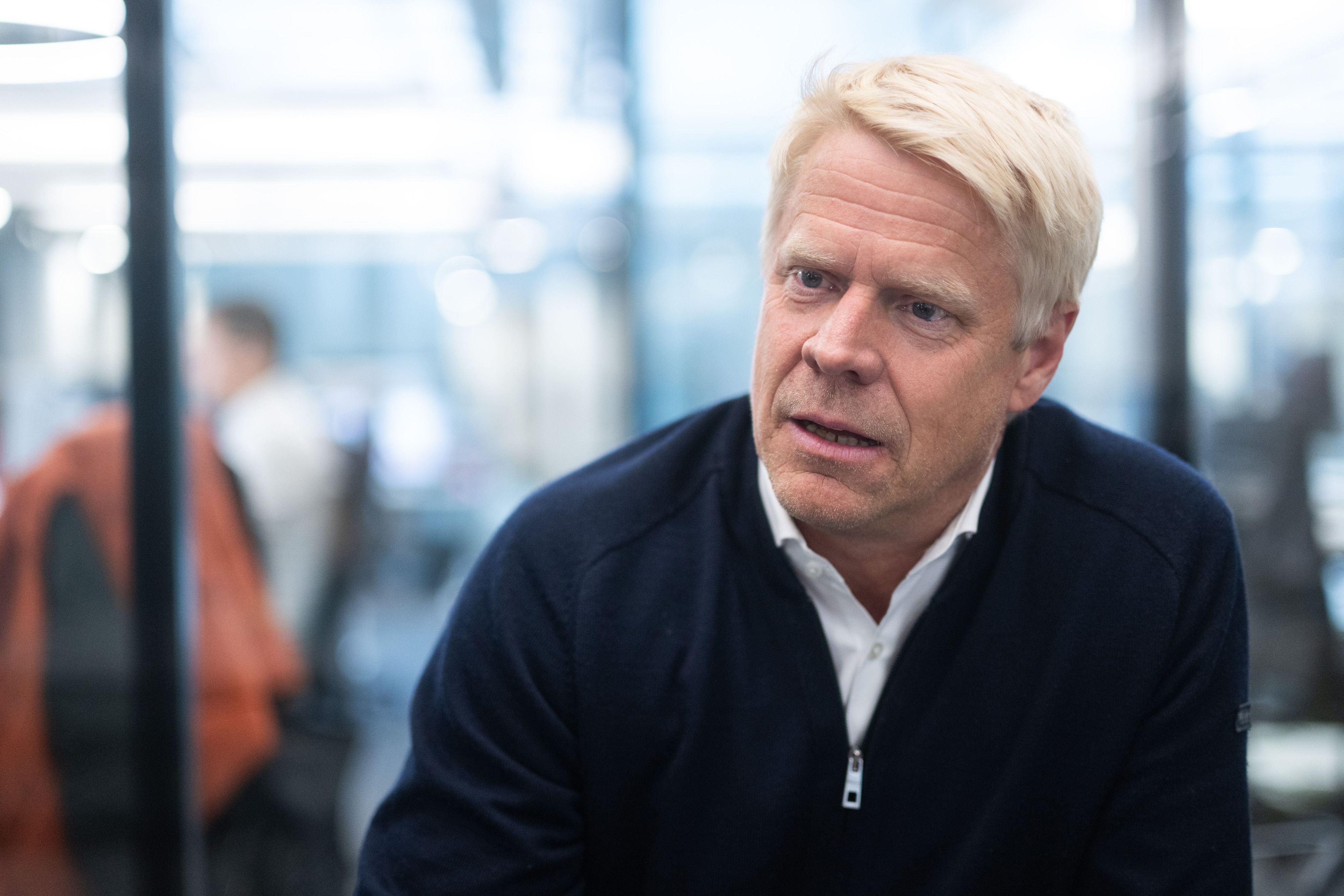 Henrik Pabst mit hellem Haar im Gespräch