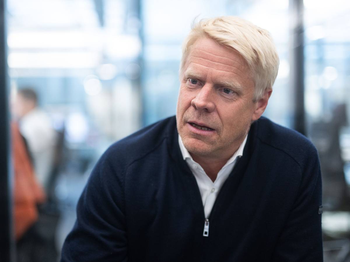 Henrik Pabst mit hellem Haar im Gespräch