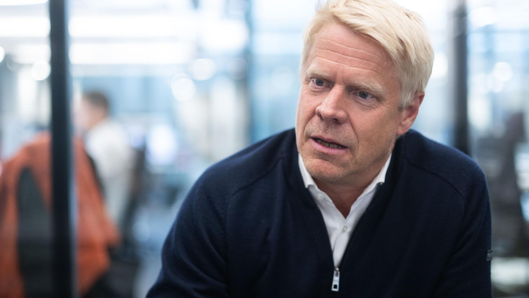 Henrik Pabst mit hellem Haar im Gespräch