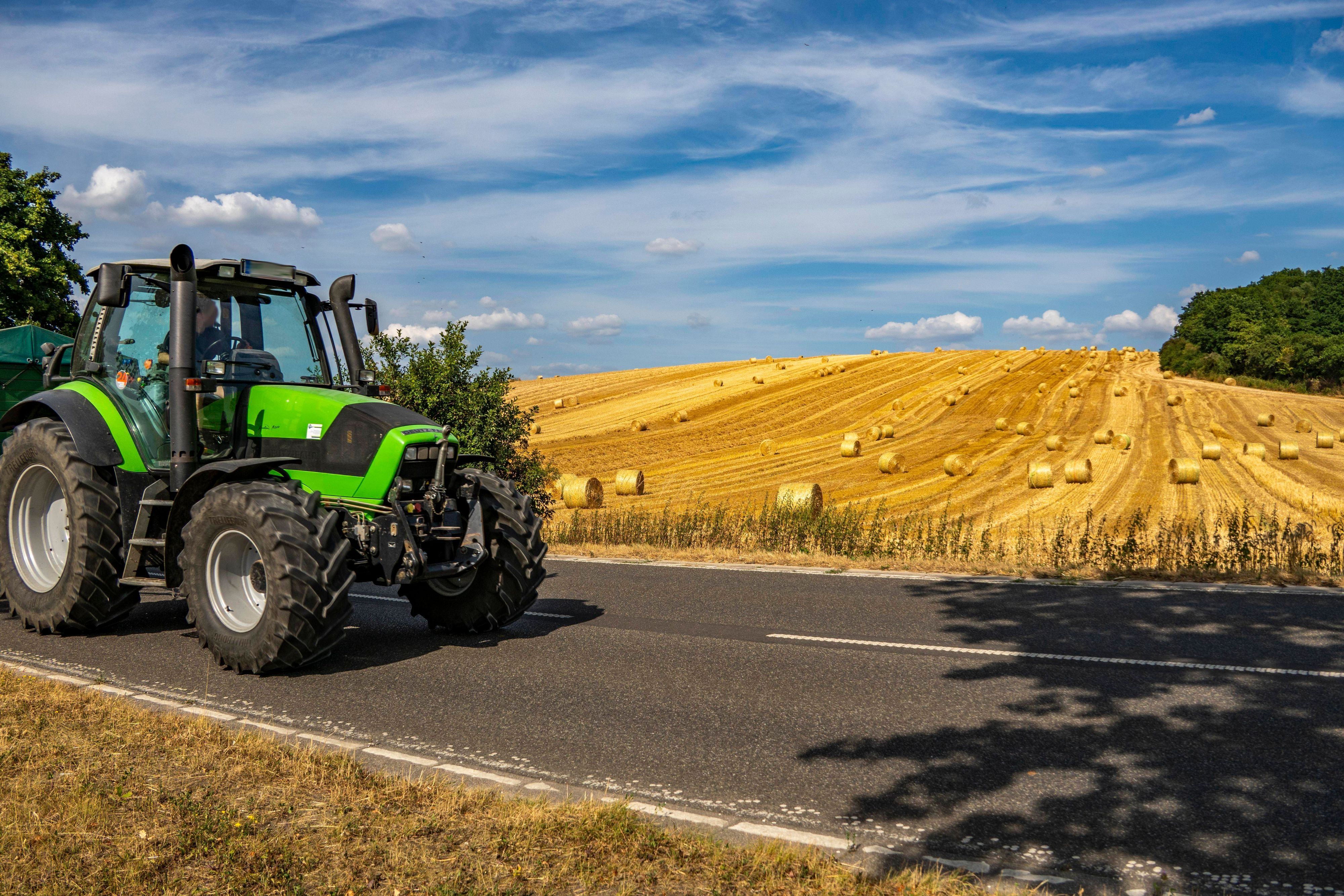 Ein Traktor hat bei Pulheim einen Kleinwagen überrollt, der Fahrer kam ums Leben.IMAGO/Jochen Tack