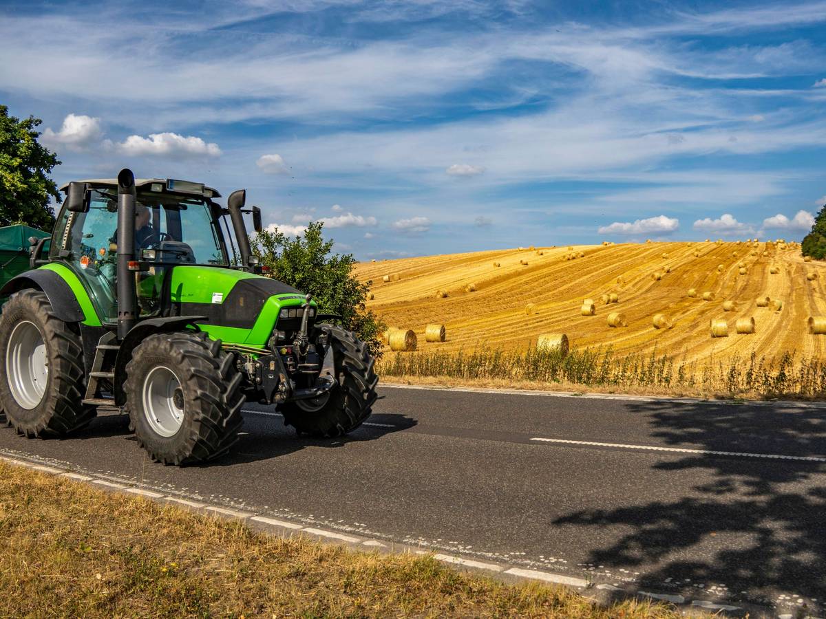 Ein Traktor hat bei Pulheim einen Kleinwagen überrollt, der Fahrer kam ums Leben.IMAGO/Jochen Tack