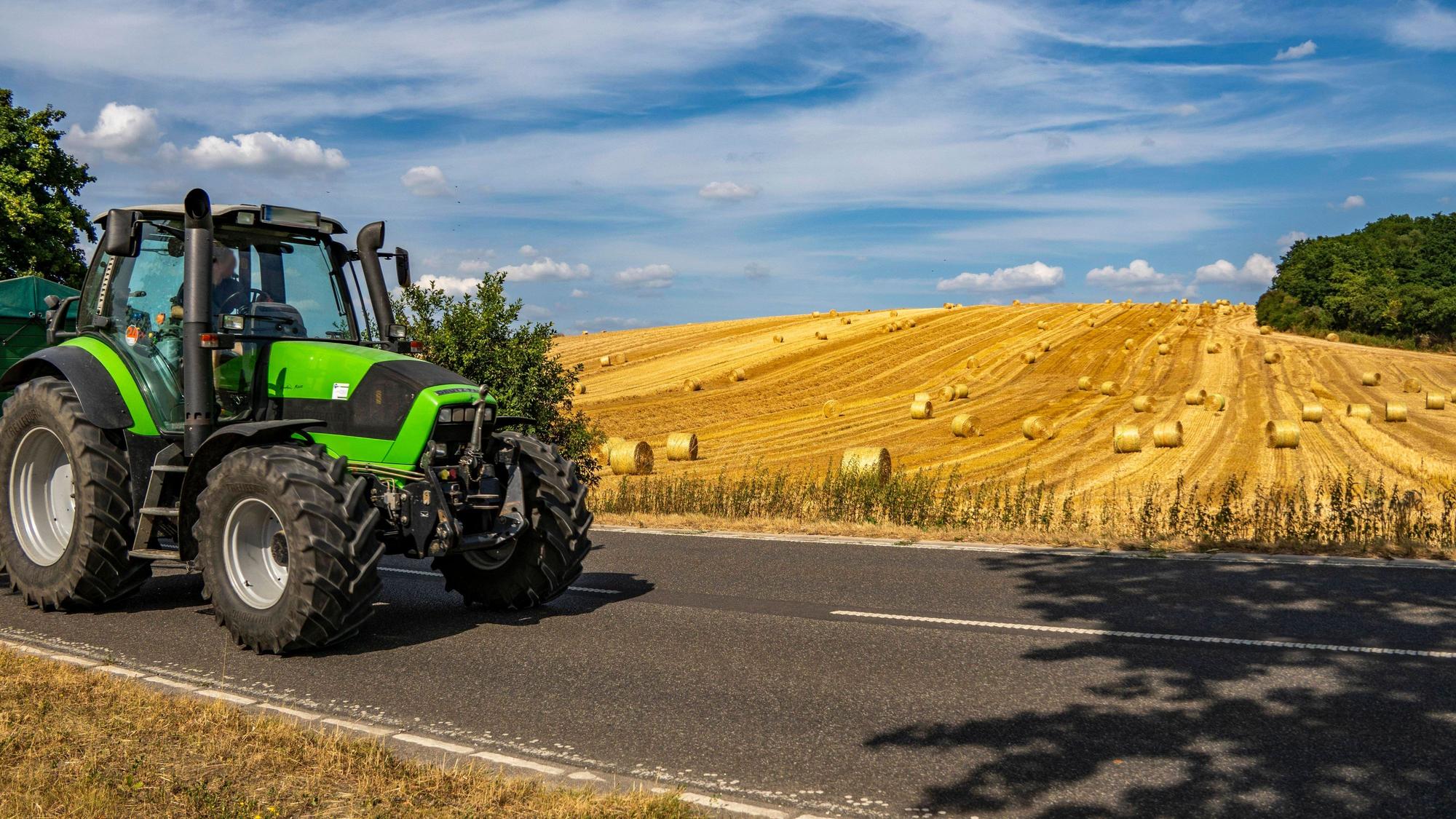 Ein Traktor hat bei Pulheim einen Kleinwagen überrollt, der Fahrer kam ums Leben.IMAGO/Jochen Tack