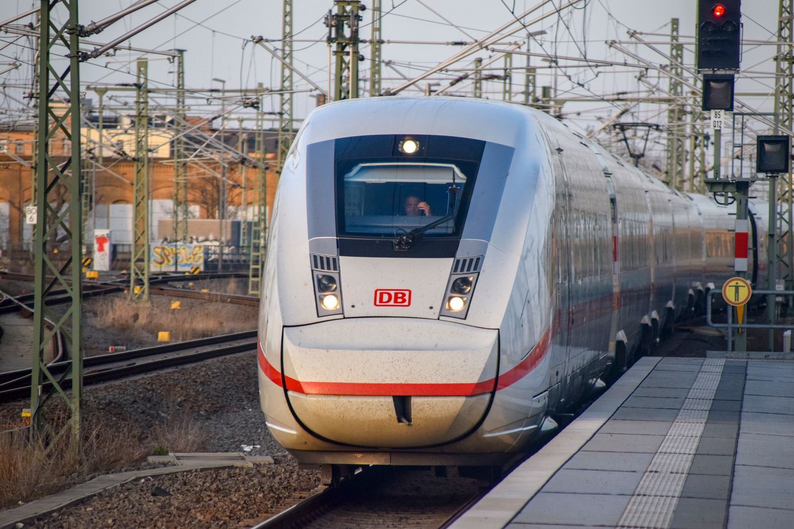 Dank Eigeninitiative des Zugchefs konnte der ICE 2075 seine Fahrt dann doch mit wichtigen Verbrauchsmaterialien fortsetzen.  (Bild: iStock/NGCHIYUI)